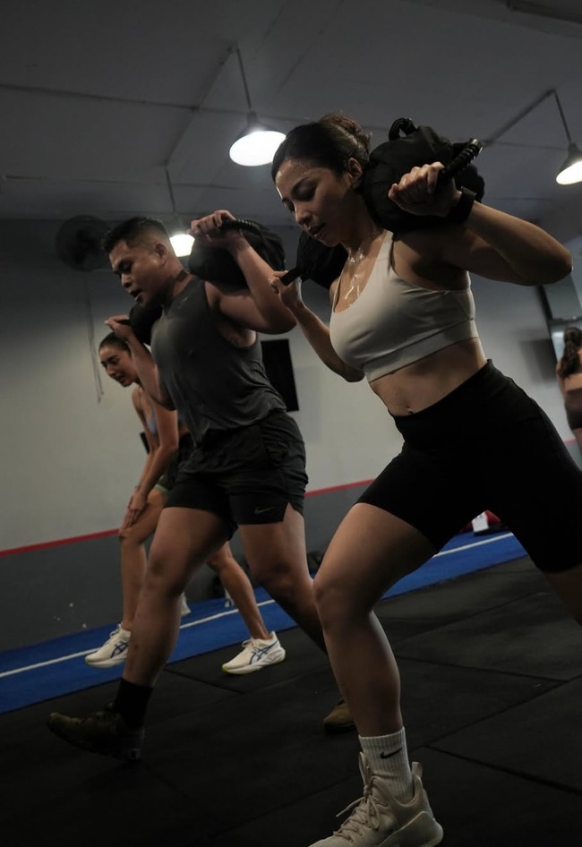 Melalui akun Instagram pribadinya Nikita Willy memamerkan foto-foto dirinya saat latihan hyrox. Saturday 7am, tulis keterangan singkat dalam unggahannya. Foto: Instagram/@nikitawillyofficial94