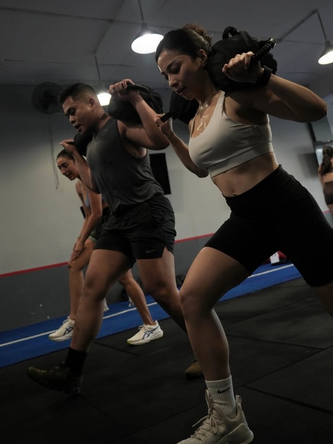 8 Gaya Hot Mom Nikita Willy Latihan Hyrox, Body Goals Jadi Sorotan