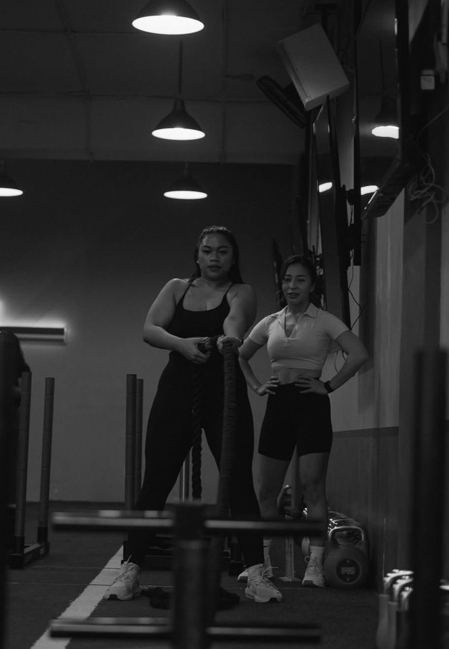 Kenakan busana olahraga ketat membuat lekuk tubuh Nikita jelas terlihat. Hal itu pun tak kalah jadi sorotan. Tak sedikit yang memujinya body goals. Foto: Instagram/@nikitawillyofficial94