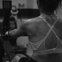 Di beberapa foto terlihat Nikita yang mengenakan sport bra. Pakaian tersebut membuat otot tubuhnya jelas terlohat saat berolahraga. Foto: Instagram/@nikitawillyofficial94