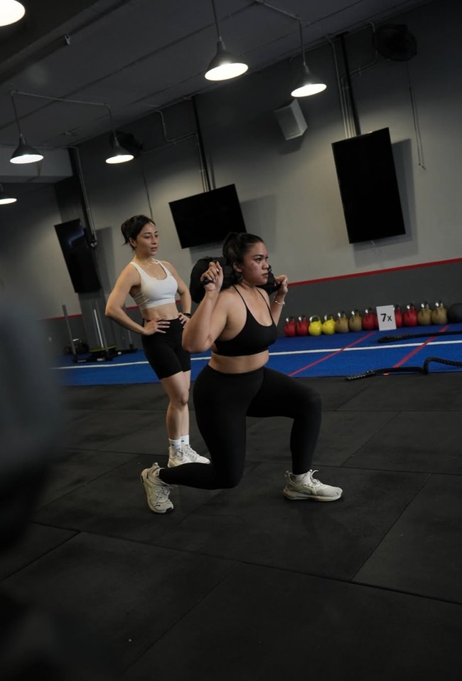 Kenakan sport bra dan celana pendek ketat membuat perut rata Nikita juga jelas terlihat. Tak hanya rata, otot perutnya pun jelas terlihat. Foto: Instagram/@nikitawillyofficial94