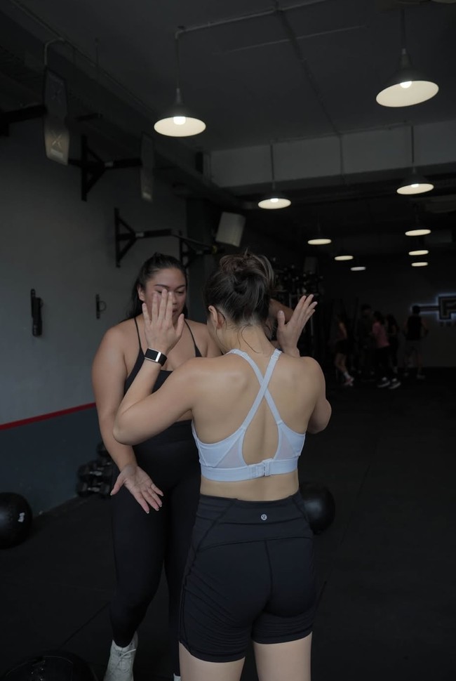 Olahraga bersama salah satu rekannya, keduanya tampak saling memberi semangat.  Foto: Instagram/@nikitawillyofficial94