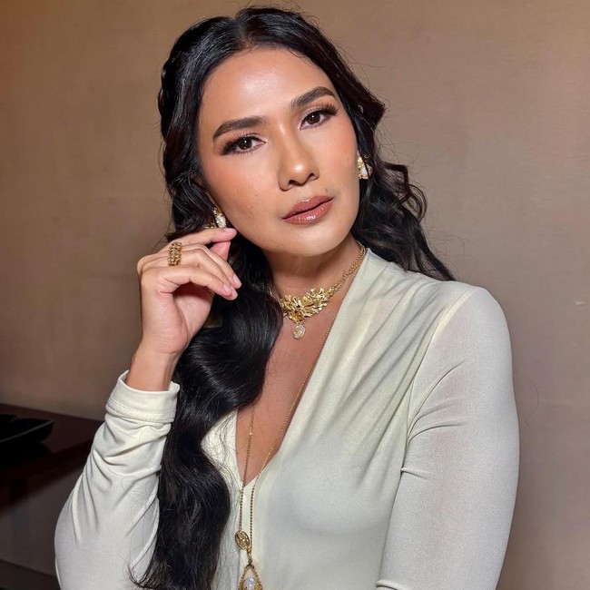 Nova Eliza Si Miss Anting