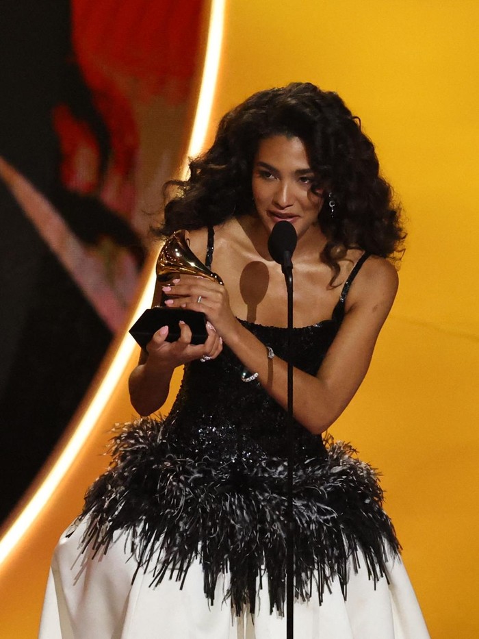 Olivia Dean menerima penghargaan Artis Pendatang Baru Terbaik di Grammy Awards ke-68 di Los Angeles, California, AS, 1 Februari 2026.