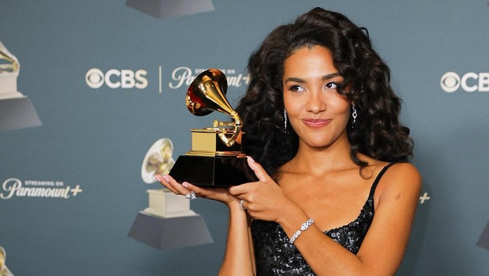 Olivia Dean menerima penghargaan Artis Pendatang Baru Terbaik di Grammy Awards ke-68 di Los Angeles, California, AS, 1 Februari 2026.