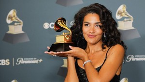 Berpose dengan gramophone emas di ruang pers, Dean resmi bergabung dengan daftar musisi besar yang pernah memenangkan kategori pendatang baru terbaik, penghargaan yang sering dianggap sebagai indikator karier panjang di musik. REUTERS/Mike Blake 