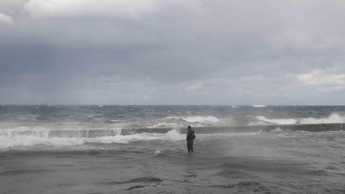 Ombak besar menghantam kawasan tepi laut Malecon di Havana, Kuba, pada Minggu (1/2/2026), akibat gelombang dingin kuat yang melanda wilayah tersebut. Terjangan ombak menyebabkan air laut meluap hingga menggenangi jalanan dan permukiman di sekitar kawasan pesisir ibu kota Kuba itu. REUTERS/Norlys Perez