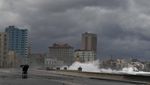 Ombak Besar Terjang Malecon, Havana Terendam