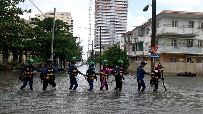 Ombak Besar Terjang Malecon, Havana Terendam