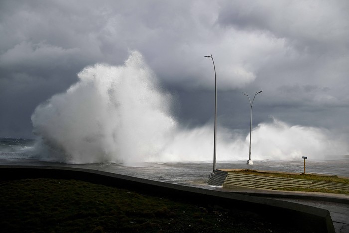 Ombak besar menghantam kawasan tepi laut Malecon di Havana, Kuba, pada Minggu (1/2/2026), akibat gelombang dingin kuat yang melanda wilayah tersebut. Terjangan ombak menyebabkan air laut meluap hingga menggenangi jalanan dan permukiman di sekitar kawasan pesisir ibu kota Kuba itu. REUTERS/Norlys Perez