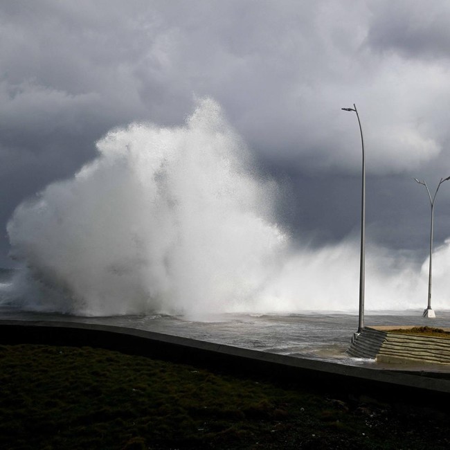 Ombak Besar Terjang Malecon, Havana Terendam