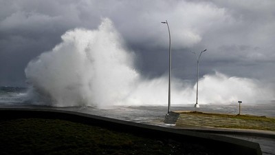 Ombak Besar Terjang Malecon, Havana Terendam