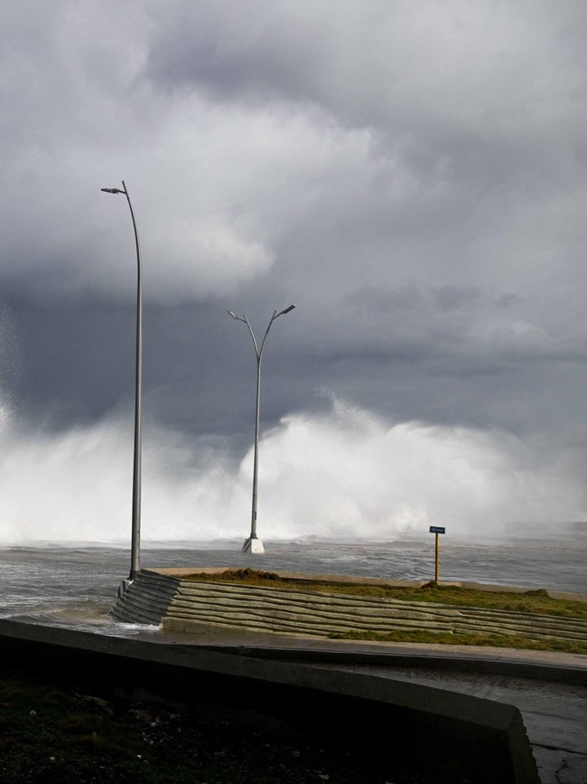 Ombak Besar Terjang Malecon, Havana Terendam