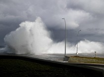 Ombak Besar Terjang Malecon, Havana Terendam