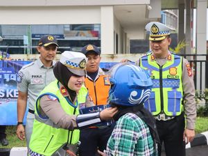 Hari Pertama Operasi Keselamatan Jaya di Tangerang, Polisi Bagi-bagi Helm