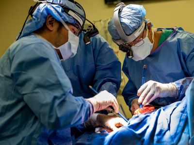 Foto: Momen Dramatis Dokter Operasi Pria Tanpa Paru selama 48 Jam