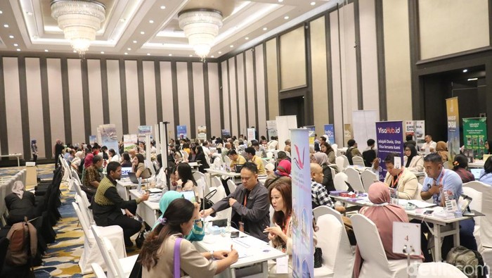 ASTINDO Jakarta Travel Exchange (AJITEX) dibuka di Harris Vertu Harmoni, Jakarta, Senin (2/2/2026). Kegiatan ini menjadi ajang pertemuan pelaku industri pariwisata untuk memperkuat jejaring bisnis sekaligus mendorong pemulihan sektor perjalanan wisata.

Pameran tersebut diikuti sekitar 70 pelaku pariwisata yang terdiri dari travel agent, operator tur, hingga penyedia layanan perjalanan. Para peserta memamerkan berbagai paket wisata domestik dan mancanegara yang ditujukan khusus bagi buyer yang hadir dalam acara tersebut.