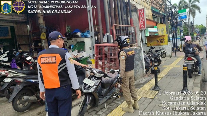 Satpol PP Tegur Pemilik Toko Usai Parkiran di Trotoar Jaksel Halangi Tunanetra