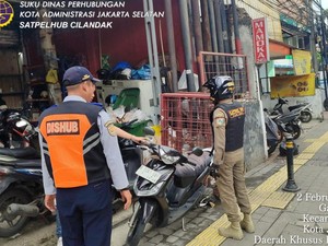 Satpol PP Tegur Pemilik Toko Usai Parkiran di Trotoar Jaksel Halangi Tunanetra