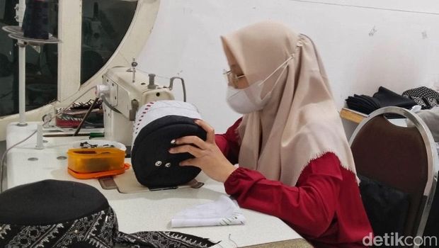 Peci Batik Jogokariyan Jardiyanto dan usaha Peci Batik Jogokariyan yang didirikannya, saat ditemui Senin (2/2/2026).
