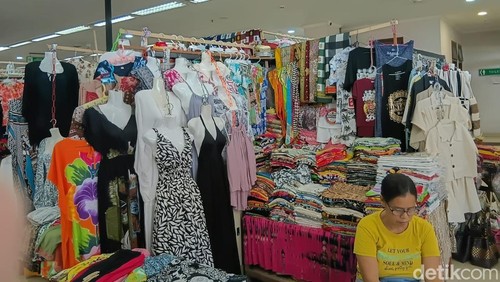 Pedagang Pasar Sukawati, Gianyar, mengeluh karena kunjungan calon pembeli sepi, Senin (2/2/2026).