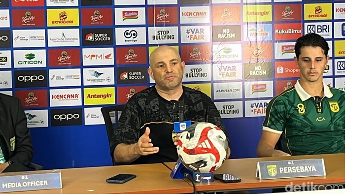 Pelatih Persebaya, bernardo Tavares dalam konferensi pers