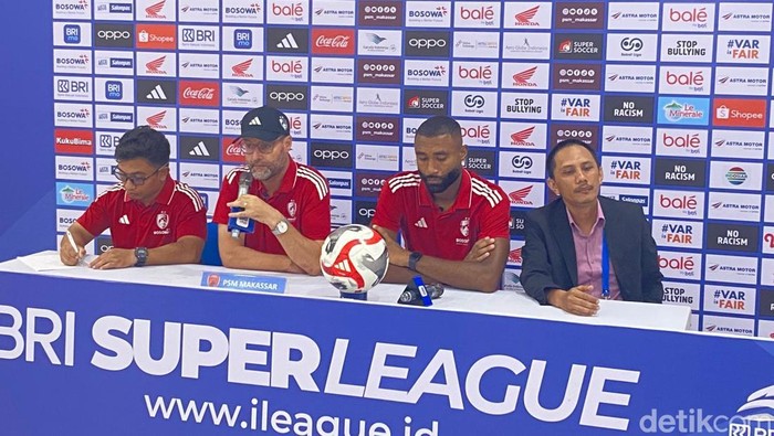 Pelatih PSM Makassar Tomas Trucha dan kapten PSM Yuran Fernandes pada sesi prematch konferensi pers jelang melawan Semen Padang.