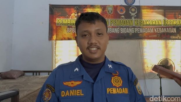 Anggota Pemadam Kebakaran Rembang, Daniel Susetyawan, saat ditemui Senin (2/2/2026).