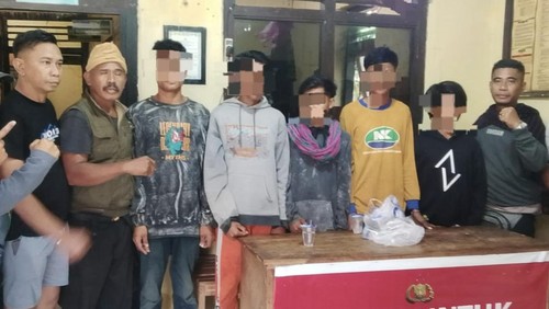 Lima terduga pelaku pembacokan di Desa Nggembe, Kecamatan Bolo, Kabupaten Bima, NTB yang ditangkap Polisi, pada Senin (2/2/2026). (Dok. Polres Bima)