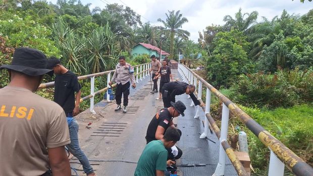 Pembangunan Jembatan Sungai Penyengat di Kabupaten Siak, Riau sudah hampir selesai.