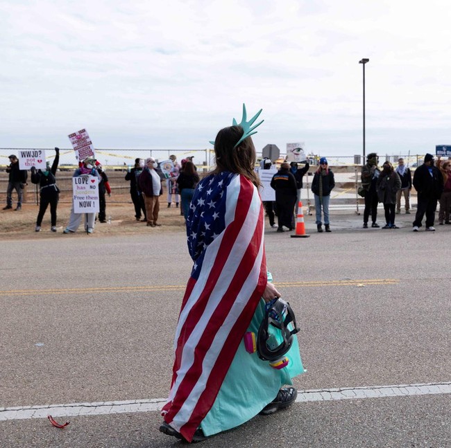 Pembebasan Bocah Migran Picu Demonstrasi Warga di Texas