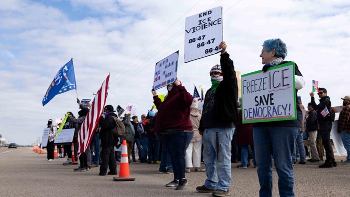 Aksi demonstrasi warga pecah di Texas, Amerika Serikat, menyusul pembebasan seorang bocah migran berusia lima tahun, Liam Conejo Ramos, dari tahanan Imigrasi dan Bea Cukai Amerika Serikat (ICE). REUTERS/Kaylee Greenlee