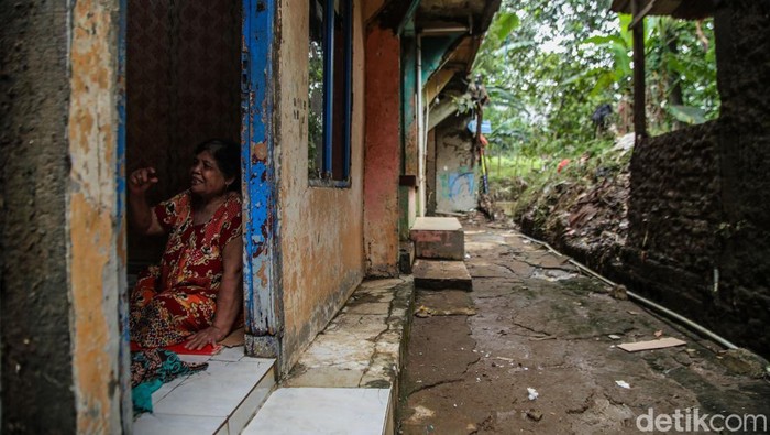 Warga beraktivitas di pemukiman Kawasan Cawang, Jakarta, Senin (2/2/2026). Pemprov DKI Jakarta mempercepat normalisasi Sungai Ciliwung untuk pengendalian banjir. Pembebasan lahan dinilai menjadi langkah strategis jangka menengah.