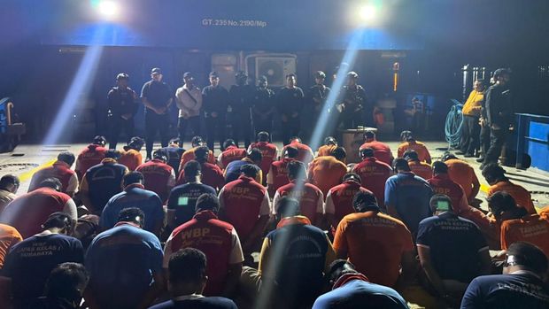 Pemindahan 61 napi berisiko tinggi dari Jateng dan Jatim ke Pulau Nusakambangan, Cilacap, Jateng, Minggu (1/2/2026).