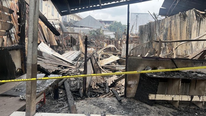 Polisi Selidiki Penyebab Kebakaran Gudang Dekorasi di Cipadu Tangsel