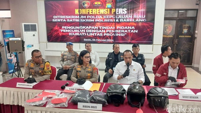 Konfrensi pers penangkapan komplotan pencurian rumah kosong di Batam, Kepulauan Riau (Kepri)