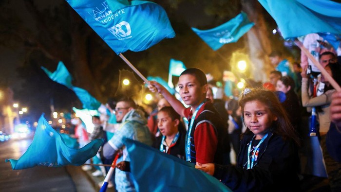 Suasana pemilihan umum Kosta Rika diwarnai euforia para pendukung calon presiden Laura Fernandez dari Partai Rakyat Berdaulat (PPSO). Setelah tempat pemungutan suara ditutup, para pendukung Fernandez turun ke jalanan ibu kota San Jose untuk menunggu pidato sang kandidat dan menyambut hasil pemilu. REUTERS/Raquel Cunha