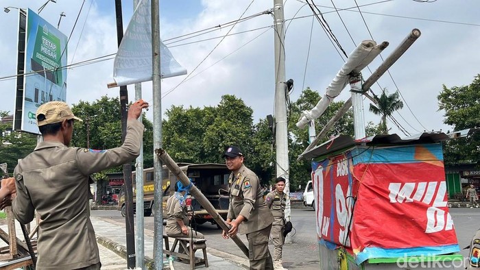 Penertiban PKL di kawasan Stadion Watubelah