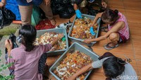 Larva maggot kemudian dirawat dengan pakan yang berasal dari sampah organik rumah tangga.