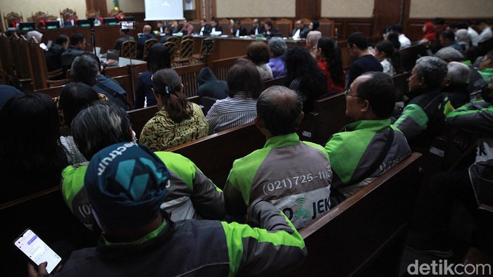 Sejumlah pengunjung mengenakan jaket ojek online (ojol) tampak menghadiri sidang dugaan korupsi dalam proyek digitalisasi pendidikan berupa pengadaan laptop Chromebook dengan terdakwa Nadiem Makarim di Pengadilan Tindak Pidana Korupsi (Tipikor) Jakarta, Senin (2/2/2026). Kehadiran mereka mencuri perhatian karena atribut yang dikenakan identik dengan pekerja transportasi daring.