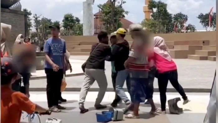 Perkelahian dua emak-emak pedagang mainan di Alun-alun Sidoarjo.