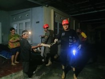 Ular Sanca 3,5 Meter Kepergok Ngumpet di Genting Rumah Warga Tempel