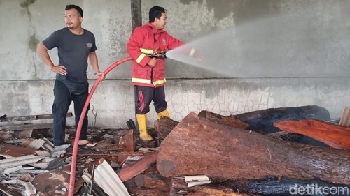 Petugas memadamkan api dalam insiden kebakaran gudang kayu di Klungkung, Senin (2/2/2026).