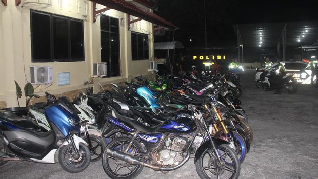 Polda Riau menggelar patroli dalam rangka cipta kondisi jelang Ramadan dan menyita puluhan motor berknalpot brong. Polda Riau menggelar patroli dalam rangka cipta kondisi jelang Ramadan dan menyita puluhan motor berknalpot brong, Senin (2/2/2026) dini hari.