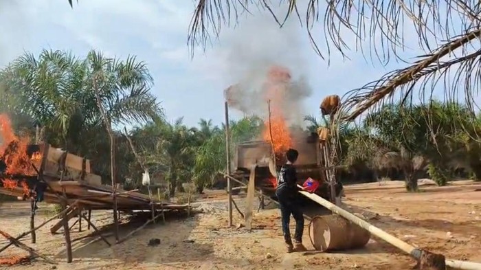 Polisi bakar lokask PETI di Batang Hari, Jambi