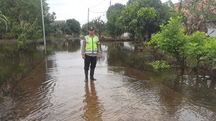Polisi melakukan pemantauan dan bersiaga imbas banjir di Kecamatan Gabus, Pati.