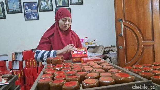 Produsen kue keranjang di Surabaya