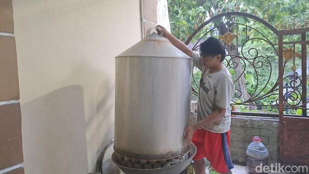 Produsen kue keranjang di Surabaya