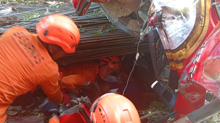 Truk Angkut Besi Terguling di Ngentakrejo Kulon Progo, Kernet Terjepit