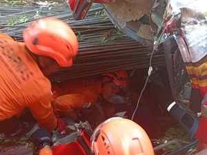 Truk Angkut Besi Terguling di Ngentakrejo Kulon Progo, Kernet Terjepit